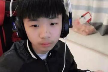 12歲少年迷戀打遊戲，輟學後專職做遊戲主播，結果悲催了