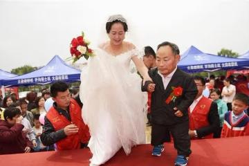 男子身高1米，娶1米7女子為妻，15年過去了，他們過得如何