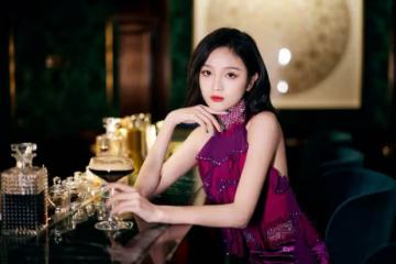 吳宣儀秀細腰長腿,穿弔帶短裙顯冷艷嫵媚,網友:性感的代名詞