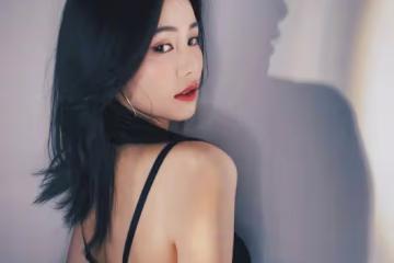 白鹿罕曬性感寫真，穿黑色弔帶裙嫵媚美艷，「蝴蝶背」惹人羨慕