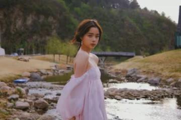 歐陽娜娜再秀性感!穿粉色抹胸裙在河邊凹造型,好身材惹人羨