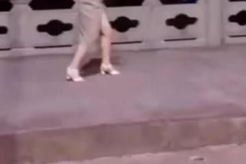 女子和老公吵架，氣不過的她半夜穿著連衣裙，來馬路練武
