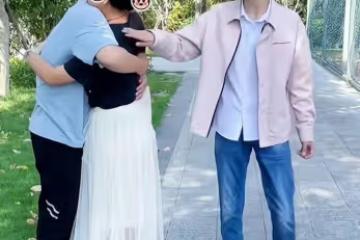 女子和初戀男友在小區內相擁，丈夫拍她肩膀，隨後邊鼓掌邊走開