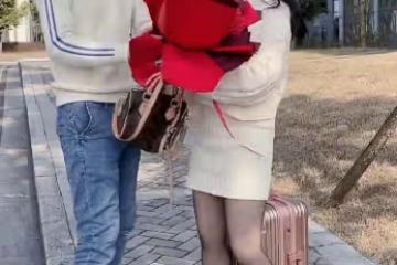 女子帶行李手捧鮮花去見網友，男子摘下她口罩：判若兩人不能接受
