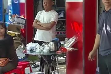 回顧六旬後媽愛打扮，丈夫與繼子嫌棄她要離婚，後媽：給我一百萬