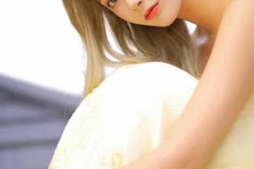 20歲極品尤物時尚穿搭:一身淡黃色連衣裙 溫婉優雅又迷人