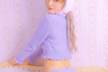 甜美19歲尤物少女居家穿搭:萌萌的兔耳朵搭配藍色毛線外衣短褲 性感可愛