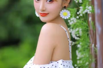 20歲極品尤物少女時尚穿搭:弔帶斑點連體衣 盡顯完美凹凸身材