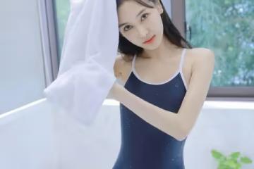 20歲尤物少女時尚穿搭:湛藍色的泳裝 盡顯完美曲線身材