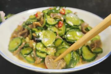 黃瓜和它絕配，花錢不多吃著舒服！快炒一盤上桌，清香好營養，又學會道炫飯菜