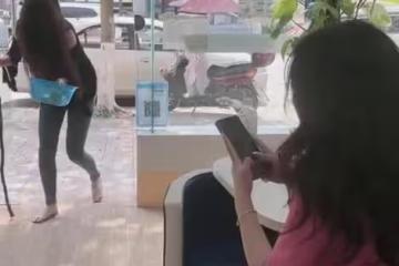 女子為救病重父親扮成乞丐乞討，店主卻反過來拜她，女子只好離開