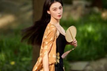 張馨予身材保持得真不錯，裹身弔帶裙顯出曲線，配開衫淡雅溫柔