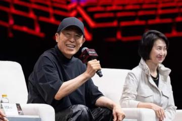 張藝謀穿皮褲現身澳門,和何超瓊一起合作,實現首個駐場大秀