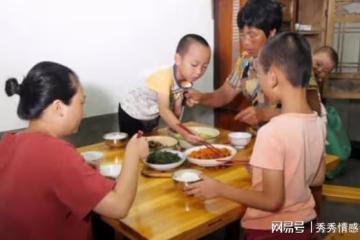 外孫女搶孫子的香腸，我打了外孫女一巴掌，女婿斷了我的生活費