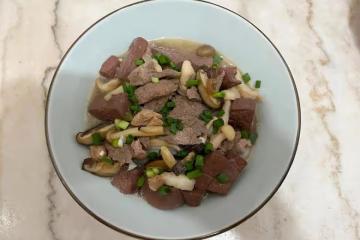 菇菌豬雜粉，湯底鮮甜醇厚、肉嫩粉香，真過癮（小魚兒菜譜433）