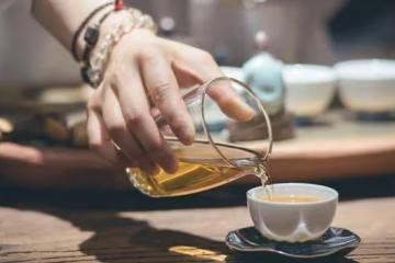 母親在女兒家養老三年,69萬拆遷款都給了兒子,被女婿趕出了家門