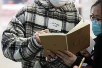 吳奇隆真沒有「大叔感」，穿格紋帽衫配休閒褲，身材看著挺硬朗
