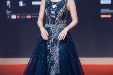 甄子丹妻子美得挺大方,骨架有點寬但模特身材仍在,穿透視裙好美