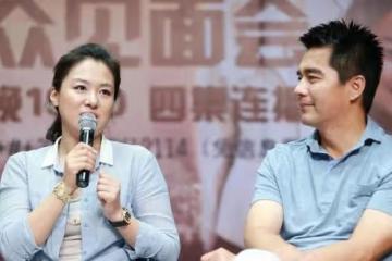 40+的沈傲君挺樸素的，襯衫配休閒褲簡約休閒，和普通女人沒兩樣
