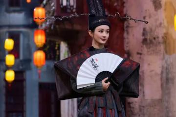 趙麗穎綜藝新造型引熱議,黑衣紅轎玉面判官,驚艷與恐怖並存