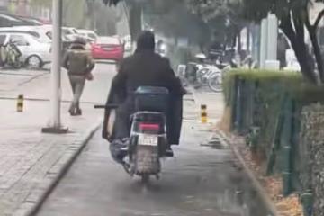 老人刮一女子的車之後不願承擔責任，騎車逃離，女子吶喊也不停下