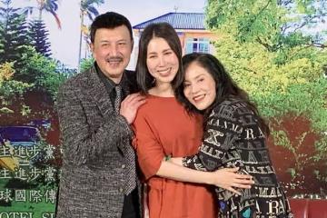 余苑綺41歲冥誕,74歲母親到墓地抱骨灰罈哭泣,手捧遺物不願離開