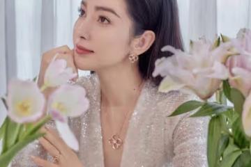李冰冰把亮片穿得優雅不俗,V領裡面配裸色打底,看著還挺保守的