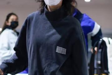 萬茜咋有點「油」了,穿深藍色運動套裝挺休閒,但髮型一言難盡