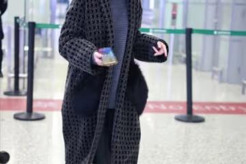 魯豫那麼瘦卻能撐得起大衣,拼接毛毛兜看著挺厚重,配長靴有氣場