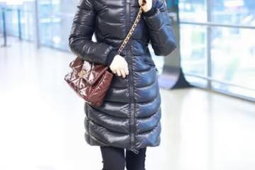 吉娜穿羽絨服也能秀身材，腰身勒出曲線感，配直筒褲看得出有多瘦