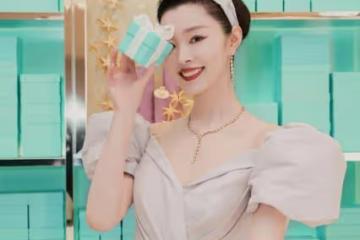 宋軼長成了讓人羨慕的樣,泡泡袖裙配髮帶,說是在逃公主也不過分