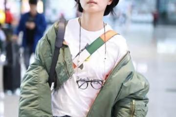 萬茜穿衣真不規矩,棉服夾克穿得七扭八歪,露出T恤挺減齡的