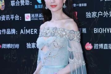 李若彤挺注重保養的，穿一字肩裙骨骼形態太清晰，看臉仍不顯老