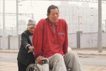 因沒錢治療癱瘓數十年，靠70歲母親拾荒為生的他，如今怎麼樣了？
