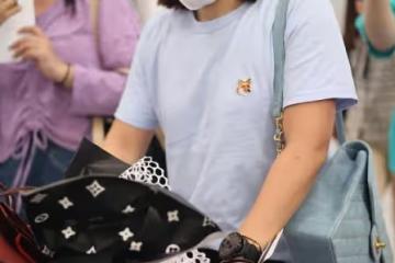 劉詩雯為人低調,和普通女孩沒啥差別,穿T恤配束腳褲輕鬆休閒