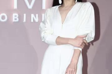 陳嘉樺有成熟女人的魅力了,穿V領白裙挺溫柔,八字劉海仍俏皮