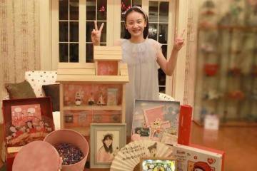 田亮女兒Cindy的12歲生日照,穿淺灰色薄紗裙,化身甜橙女孩