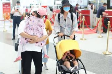 朱丹越來越「接地氣」了，掉色襯衫配遮陽帽，挺有中年女性的fell
