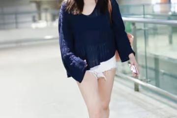 陳妍希真是辣媽穿搭的模板，寬鬆上衣搭超短褲，大腿有肉也不醜