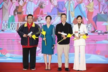 牛莉遇見劉敏濤,同是40+成熟女性,一個帥一個美,氣質差別明顯