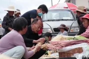 借給二姨300元3年未還,趕集看到二姨在賣菜,吵了起來
