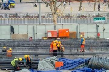 兩兒子把母親送養老院，女兒心疼把母親接回家伺候，最後卻遭埋怨