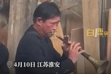 女子母親去世,舅舅獨自在角落吹嗩吶送別,嗩吶聲令人為之動容