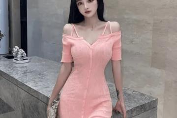 絢麗時尚：美女低胸弔帶包臀裙，粉嫩性感魅力盡顯動人風采！