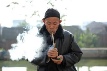 6旬老伯和兒女鬧翻不來往，賭氣住進養老院，原因讓人又氣又可憐