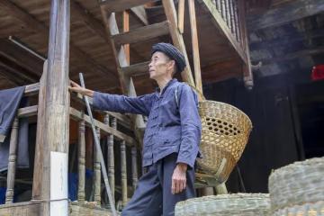 7旬大爺生病住院1個月，5個子女卻因醫藥費鬧翻，手足薄情讓人寒