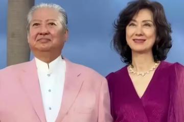 59歲高麗虹陪洪金寶領獎，紅裙透著貴氣，台下比心美得不可方物