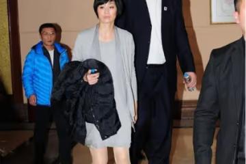 姚明妻子身材挺好,穿短裙秀出了長腿,190的身高站姚明身邊像160