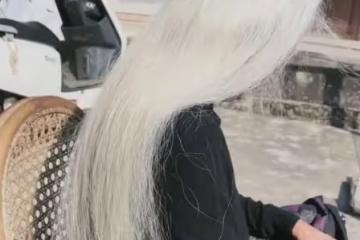 女子曬83歲姥姥,一頭銀髮背影宛如少女,網友:美人在骨不在皮