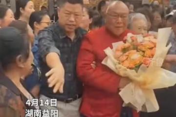 86歲老人隆重娶初戀回家,兩人曾經是同學,網友:還是初戀最難忘